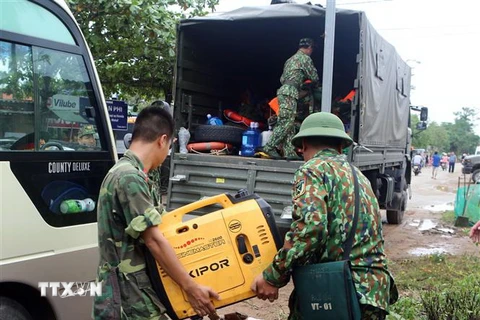 Vận chuyển các trang thiết bị để tiếp ứng cho lực lượng cứu hộ cứu nạn. (Ảnh: Trần Lê Lâm/TTXVN)