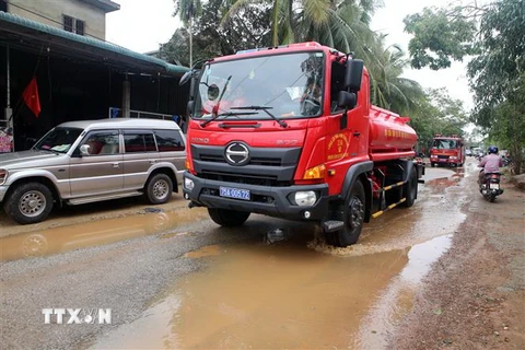 Các phương tiện xe cứu hộ xuất phát đi làm nhiệm vụ. (Ảnh: Trần Lê Lâm/TTXVN)