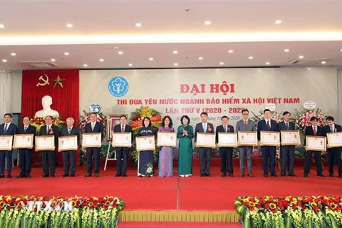 Phó Chủ tịch nước Đặng Thị Ngọc Thịnh trao Huân chương Lao động cho các tập thể và cá nhân tại Đại hội. (Ảnh: Anh Tuấn/TTXVN)