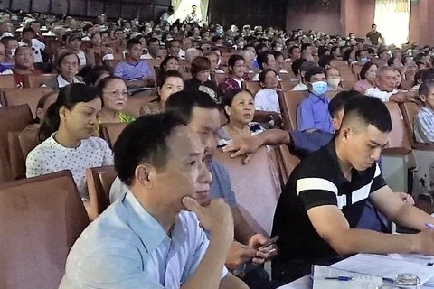 Phóng viên Phạm Văn Hướng ngồi ghi chép cuộc đối thoại giữa lãnh đạo tỉnh với người dân ngày 5/10. (Nguồn: Báo Thanh Niên)