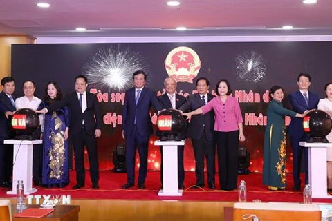 Phó Chủ tịch Quốc hội Uông Chu Lưu với các đại biểu bấm nút khai trương Tòa soạn điện tử Đại biểu Nhân dân và ra mắt giao diện mới Báo điện tử Đại biểu nhân dân. (Ảnh: Văn Điệp/TTXVN)