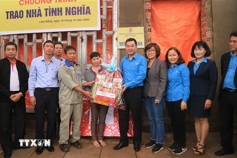 Thường trực Công đoàn Viên chức Việt Nam tặng quà cho gia đình công đoàn viên chức. (Ảnh: Đặng Tuấn/TTXVN)