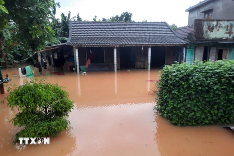 Mưa lớn gây ngập lụt trở lại tại thị trấn Cam Lộ, huyện Cam Lộ. (Ảnh: Hồ Cầu/TTXVN)