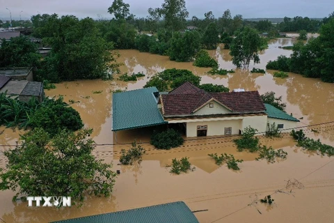 Lũ lớn trên sông Hiếu gây ngập diện rộng tại khu vực xã Thanh An, huyện Cam Lộ và phường Đông Giang, thành phố Đông Hà, tỉnh Quảng Trị. 