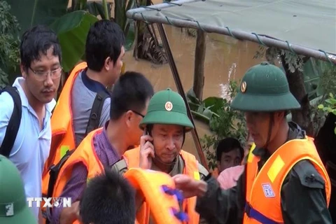 Hình ảnh Thiếu tướng Nguyễn Văn Man (người nghe điện thoại, đứng thứ hai từ phải qua). (Ảnh: TTXVN phát)