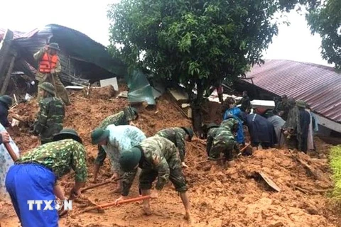 Lực lượng cứu hộ, cứu nạn tiếp cận hiện trường vụ sạt lở đất. (Ảnh: TTXVN phát)