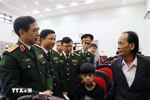 Thượng tướng Phan Văn Giang, Thứ trưởng Bộ Quốc phòng gửi lời thăm hỏi, chia sẻ sâu sắc đối với gia đình các liệt sỹ. (Ảnh: Đỗ Trưởng/TTXVN)