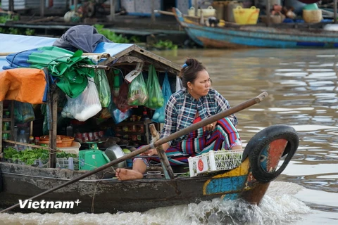 Theo thông báo từ chính quyền tỉnh Kampong Chhnang, khoảng 500 hộ người gốc Việt với 1.471 nhân khẩu đang sống tại các nhà bè và thuyền trên mặt sông Tonle Sap (thành phố Kampong Chhnang) sẽ phải di dời lên bờ trong tháng 10/2020. (Ảnh: Trần Ngọc Long/Vie