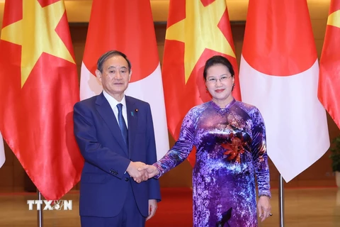 Chủ tịch Quốc hội Nguyễn Thị Kim Ngân tiếp đón Thủ tướng Nhật Bản Suga Yoshihide. (Ảnh: Trọng Đức/TTXVN)