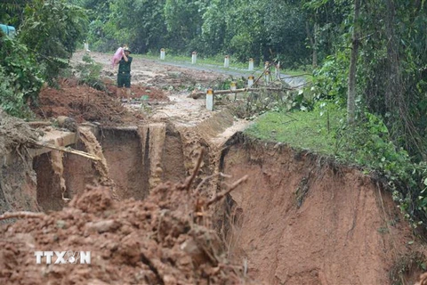 Một đoạn đường bị sạt lở ở huyện Hướng Hóa, tỉnh Quảng Trị. (Ảnh: Quốc Dũng/TTXVN)