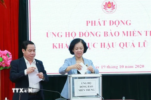 Bà Trương Thị Mai, Uỷ viên Bộ Chính trị, Bí thư Trung ương Đảng, Trưởng Ban Dân vận Trung ương quyên góp ủng hộ đồng bào miền Trung. (Ảnh: Phương Hoa/TTXVN)