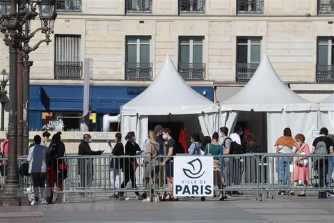 Một điểm xét nghiệm COVID-19 tại Paris, Pháp. (Ảnh: AFP/TTXVN)
