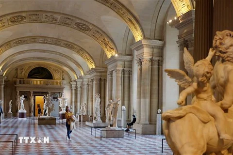 Cảnh vắng vẻ bên trong một viện bảo tàng ở Paris, Pháp trong bối cảnh các biện pháp hạn chế được áp dụng nhằm ngăn chặn sự lây lan của dịch COVID-19 ngày 14/10/2020. (Ảnh: AFP/TTXVN)