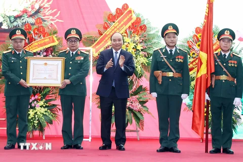 Thủ tướng Nguyễn Xuân Phúc trao tặng Huân chương Bảo vệ Tổ quốc hạng Nhất cho Tổng cục II, Bộ Quốc phòng. (Ảnh: Thống Nhất/TTXVN)