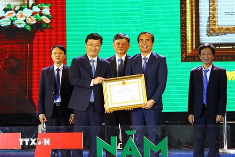 Nghi thức trao Huân chương Lao động hạng Nhì cho Bệnh viện Đa khoa thành phố Vinh. (Ảnh: Tá Chuyên/TTXVN)