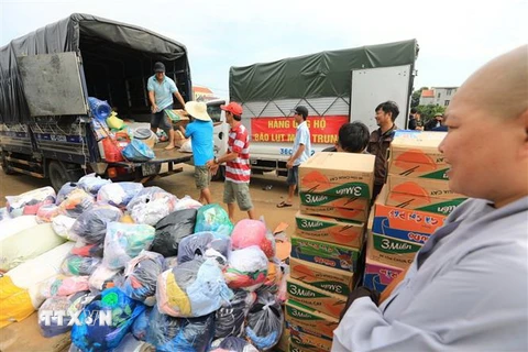 Các tổ chức thiện nguyện khắp cả nước chuyển hàng cứu trợ đến cho người dân vùng lũ. (Nguồn: TTXVN)