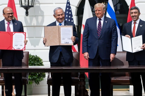 Lễ ký thỏa thuận bình thường hóa quan hệ Israel-UAE-Bahrain. (Ảnh: AFP/TTXVN)