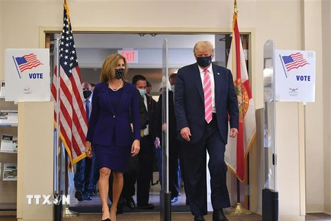 Tổng thống Mỹ đương nhiệm Donald Trump (phải) rời thư viện Palm Beach, Florida, nơi ông bỏ phiếu sớm trong cuộc bầu cử Tổng thống, ngày 24/10/2020. (Ảnh: AFP/TTXVN)
