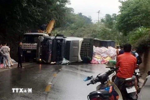 Xe tải bị lật trên quốc lộ 6, đoạn qua xã Chiềng Hắc. (Ảnh: TTXVN phát)