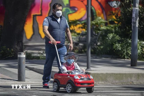 Người dân đeo khẩu trang phòng lây nhiễm COVID-19 tại Mexico City, Mexico, ngày 25/10/2020. (Ảnh: THX/TTXVN)