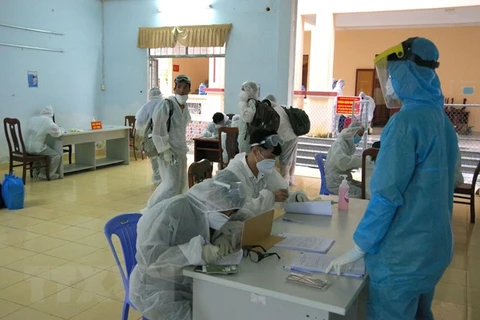 Các công dân Việt Nam từ nước ngoài về nước làm thủ tục khai báo y tế. (Ảnh: Chanh Đa/TTXVN)