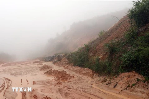 Tình trạng sạt lở trên đường tránh đèo Măng Rơi, huyện Tu Mơ Rông. (Ảnh: Cao Nguyên/TTXVN)
