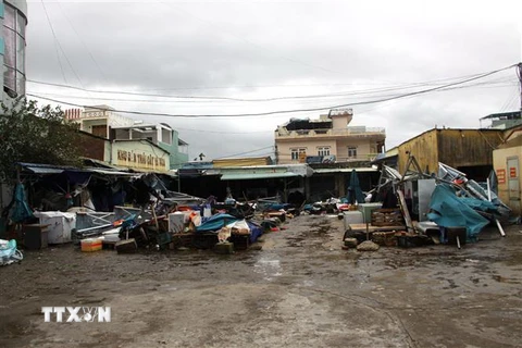 Gió bão làm sập đổ một số hàng quán của bà con tiểu thương trong chợ thương mại trên địa bàn thành phố Tam Kỳ, tỉnh Quảng Nam. (Ảnh: Trịnh Bang Nhiệm/TTXVN)