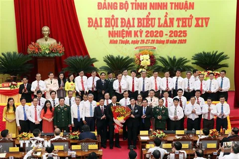 Lãnh đạo Ban Tổ chức Trung ương tặng hoa chúc mừng Ban Chấp hành Đảng bộ tỉnh Ninh Thuận khóa XIV, nhiệm kỳ 2020-2025. (Ảnh: Công Thử/TTXVN)