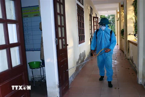 Lực lượng y tế phun hóa chất diệt khuẩn tại trường học ở Hà Tĩnh. (Ảnh: Công Tường/TTXVN)