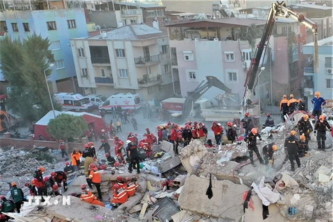 Lực lượng cứu hộ tìm kiếm nạn nhân dưới đống đổ nát sau trận động đất tại tỉnh Izmir, miền Tây Thổ Nhĩ Kỳ ngày 31/10/2020. (Ảnh: THX/TTXVN)