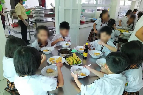 Bữa ăn chỉ lèo tèo vài miếng trứng của học sinh Trường tiểu học Trần Thị Bưởi bị phụ huynh phản ánh.