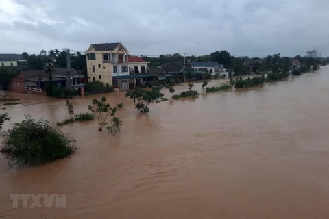 Nước sông Hiếu dâng cao, gây ngập lụt nhà dân và đường giao thông ở phường Đông Thanh, thành phố Đông Hà, tỉnh Quảng Trị. (Ảnh: Hồ Cầu/TTXVN)