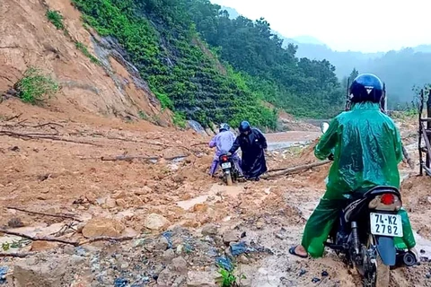 Sạt lở đất trên tuyến đường ở xã Hướng Việt, huyện Hướng Hóa. (Ảnh: TTXVN phát)