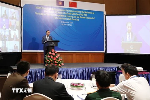 Thứ trưởng Bộ Ngoại giao Nguyễn Quốc Dũng, Trưởng SOM ASEAN Việt Nam phát biểu khai mạc hội thảo. (Ảnh: Lâm Khánh/TTXVN)