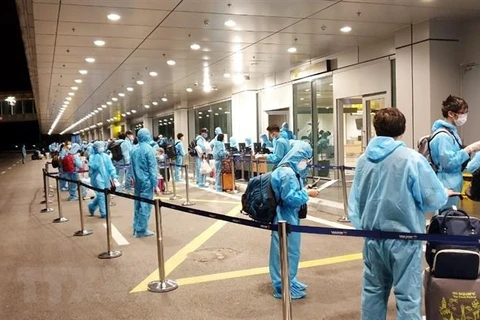 Các công dân làm thủ tục tại Sân bay Vân Đồn. (Ảnh: TTXVN phát)