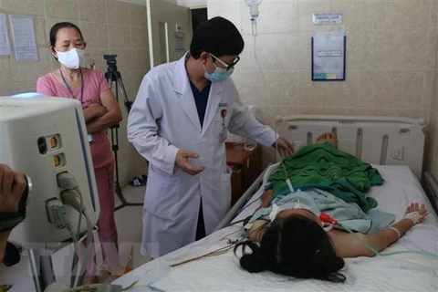 Điều trị cho bệnh nhân nghi ngộ độc do ăn pate Minh Chay tại Bệnh viện Đa khoa Đồng Nai. (Ảnh: Lê Xuân/TTXVN)