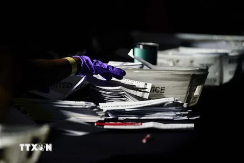 Nhân viên bầu cử kiểm phiếu bầu Tổng thống Mỹ tại Atlanta, bang Georgia, ngày 4/11/2020. (Ảnh: AP/TTXVN)