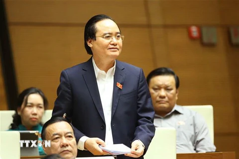 Bộ trưởng Bộ Giáo dục và Đào tạo Phùng Xuân Nhạ trả lời câu hỏi chất vấn.(Ảnh: Doãn Tấn/TTXVN)
