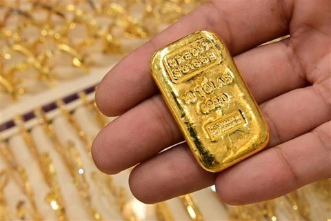 Vàng miếng được bán tại cửa hàng ở Dubai, Các tiểu vương quốc Arab thống nhất (UAE). (Nguồn: AFP/TTXVN)