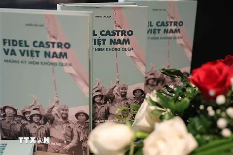 Cuốn sách dày hơn 300 trang, giới thiệu hơn 30 bài viết, được xuất bản bằng hai ngôn ngữ: tiếng Việt và tiếng Tây Ban Nha, mang đến cho người đọc những thông tin hữu ích, những tình cảm thắm đượm tình hữu nghị Việt Nam-Cuba. (Ảnh: Thanh Tùng/TTXVN)