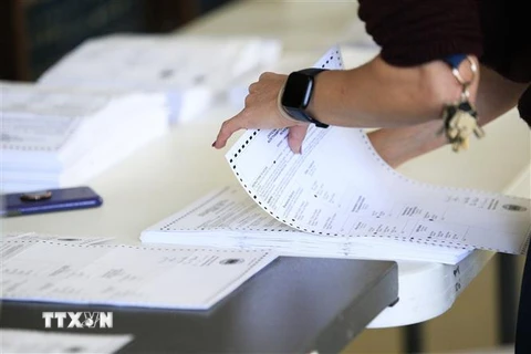 Nhân viên bầu cử kiểm phiếu bầu Tổng thống Mỹ tại Easton, bang Pennsylvania. (Ảnh: AFP/TTXVN)
