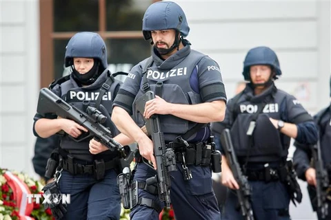 Cảnh sát gác trên đường phố sau khi xảy ra loạt vụ xả súng tại Vienna, Áo, ngày 3/11/2020. (Ảnh: THX/TTXVN)