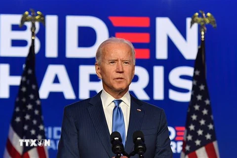 Ứng viên Tổng thống Mỹ của đảng Dân chủ Joe Biden (phải) phát biểu sau Ngày Bầu cử tại Wilmington, Delaware, ngày 6/11. (Ảnh: AFP/TTXVN)