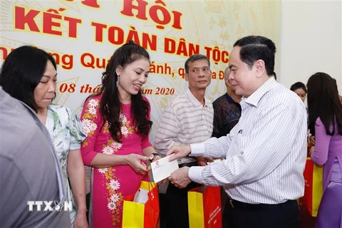 Chủ tịch Ủy ban Trung ương MTTQ Việt Nam Trần Thanh Mẫn tặng quà cho các gia đình tiêu biểu. (Ảnh: Dương Giang/TTXVN)