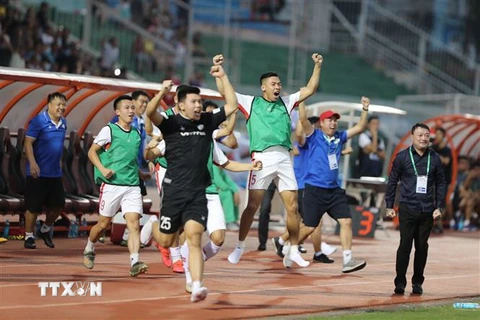 Ban huấn luyện và các cầu thủ Viettel vui mừng sau bàn thắng mở tỷ số của Bruno Cunha trước đội chủ nhà Sài Gòn FC. (Ảnh: Thanh Vũ/TTXVN)