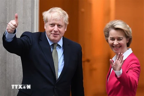 Thủ tướng Anh Boris Johnson (trái) và Chủ tịch Ủy ban châu Âu Ursula von der Leyen (phải) tại một cuộc gặp. (Ảnh: AFP/TTXVN)
