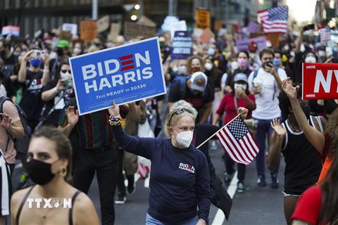 Người ủng hộ ông Biden tập trung tại Quảng trường Thời Đại ở New York, Mỹ, ngày 7/11/2020. (Ảnh: THX/TTXVN)
