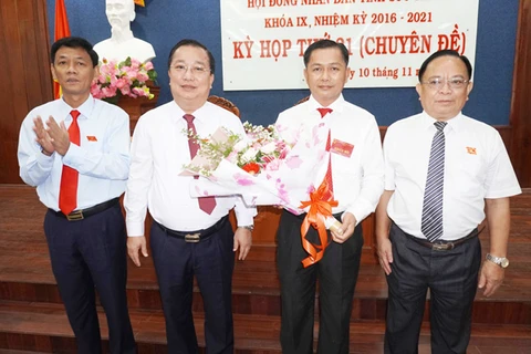 Lãnh đạo tỉnh tặng hoa chúc mừng ông Trần Văn Lâu - tân Chủ tịch UBND tỉnh. (Nguồn: Soctrang.gov.vn)