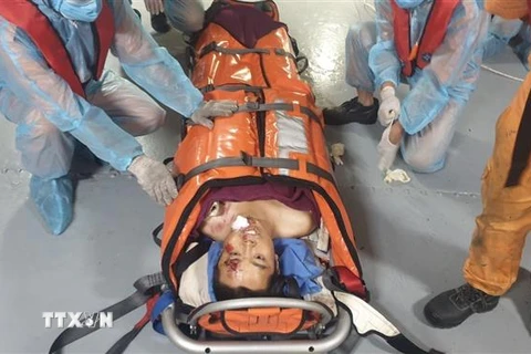 Đưa thuyền viên gặp nạn người Trung Quốc cập Cảng Nha Trang để vào bệnh viện điều trị. (Ảnh: Phan Sáu/TTXVN)