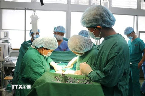 Các bác sỹ Bệnh viện Chợ Rẫy phẫu thuật lấy khối u vòm mũi họng cho bệnh nhân. (Ảnh: TTXVN phát)